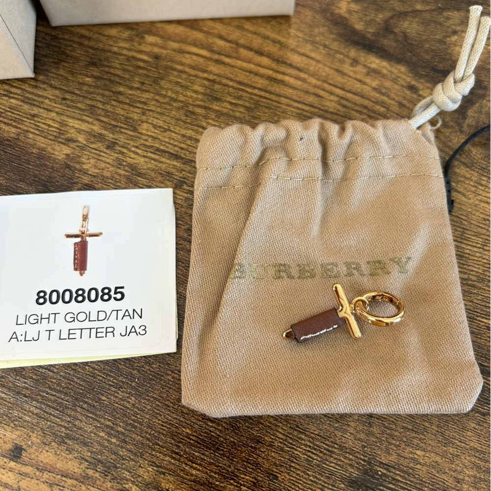 NEW Burberry Leather-Wrapped T Alphabet Charm in Light Gold/Tan - Picture 9 of 9